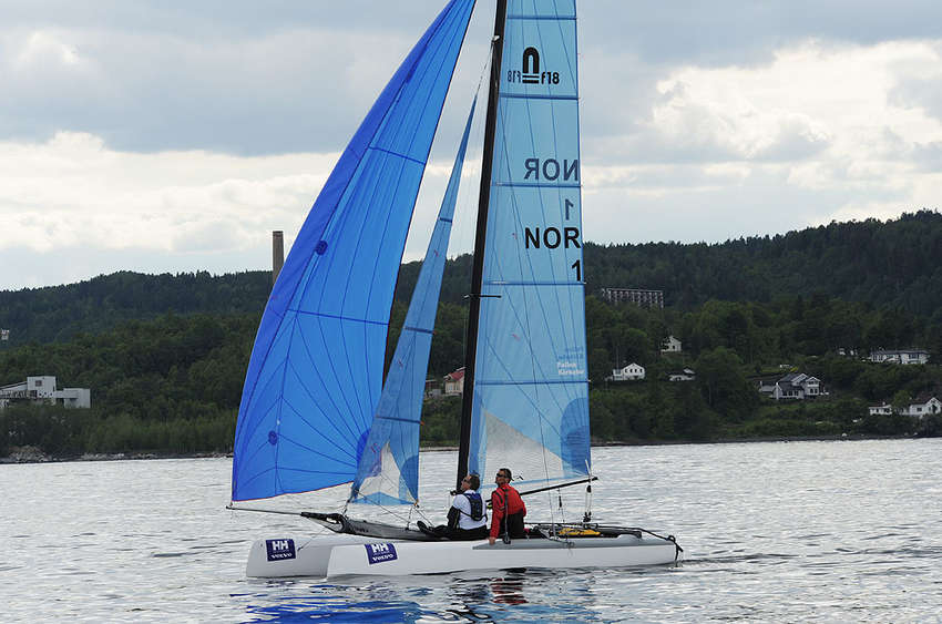Første F 18 er laaangt foran.
